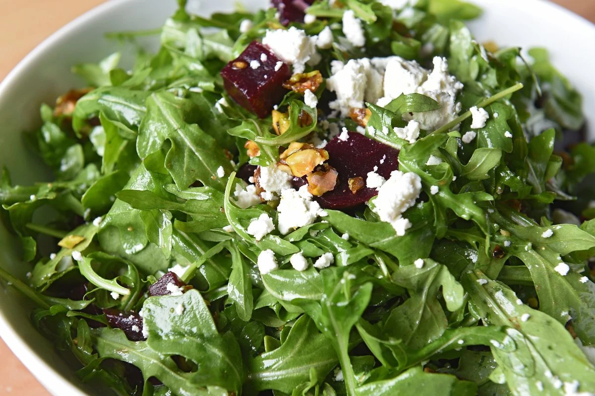 Chef ensina duas maneiras criativas de preparar salada de beterraba
