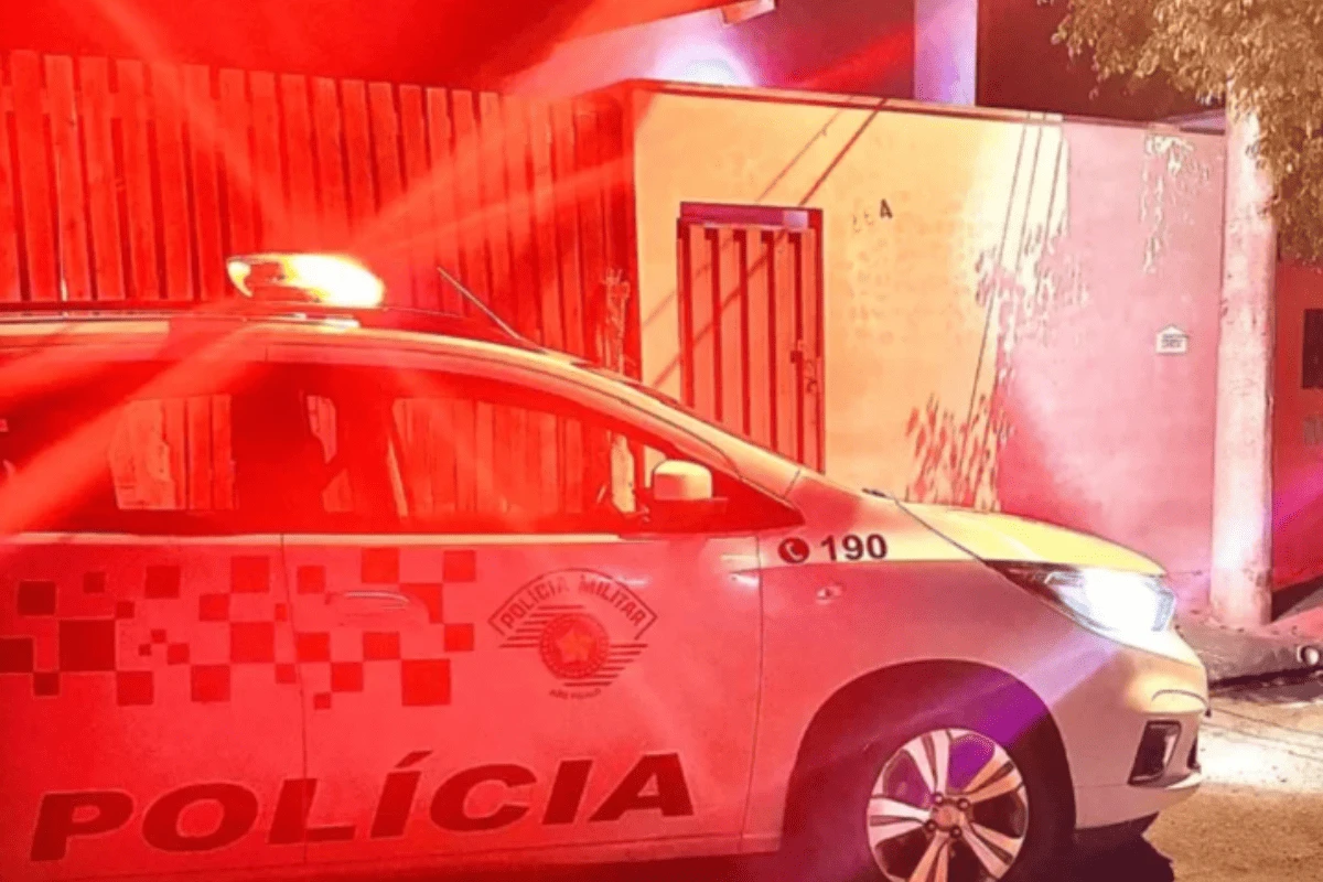 Adolescente morre após bater carro em poste durante fuga da polícia