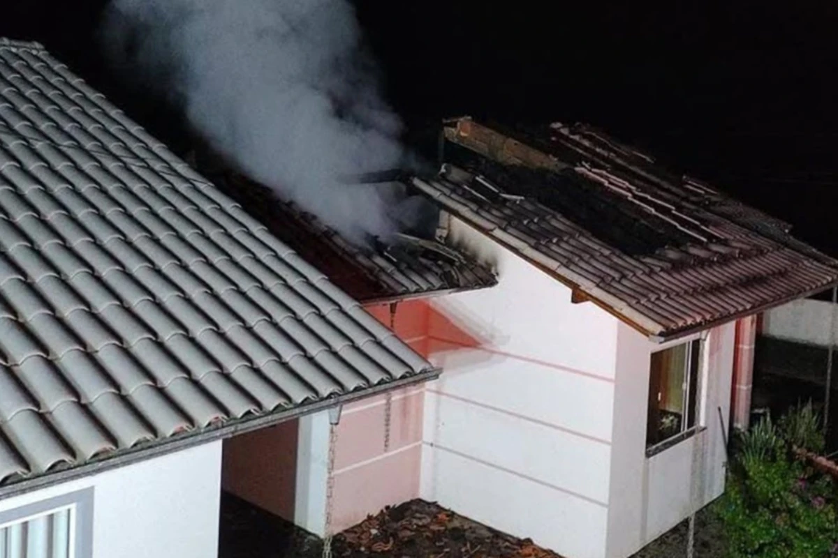 Homem embriagado agride companheira e coloca fogo na casa da família