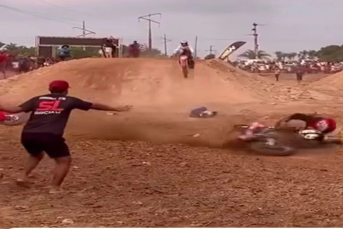 Piloto de motocross cai e é atropelado por motocicleta. Vídeo