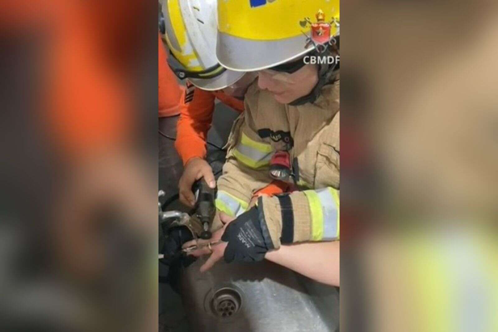 Bombeiros serram aliança presa no dedo de mulher no DF; vídeo