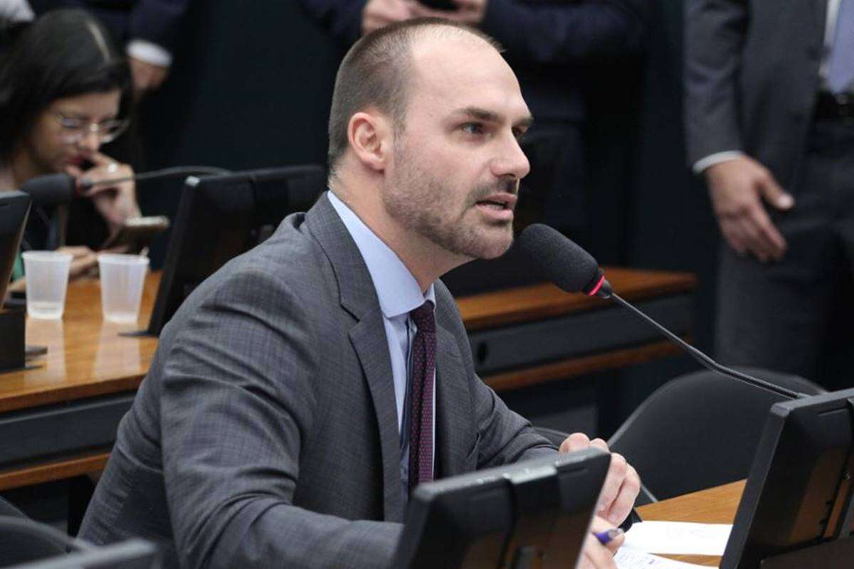 Eduardo Bolsonaro apresenta atestado médico para justificar falta