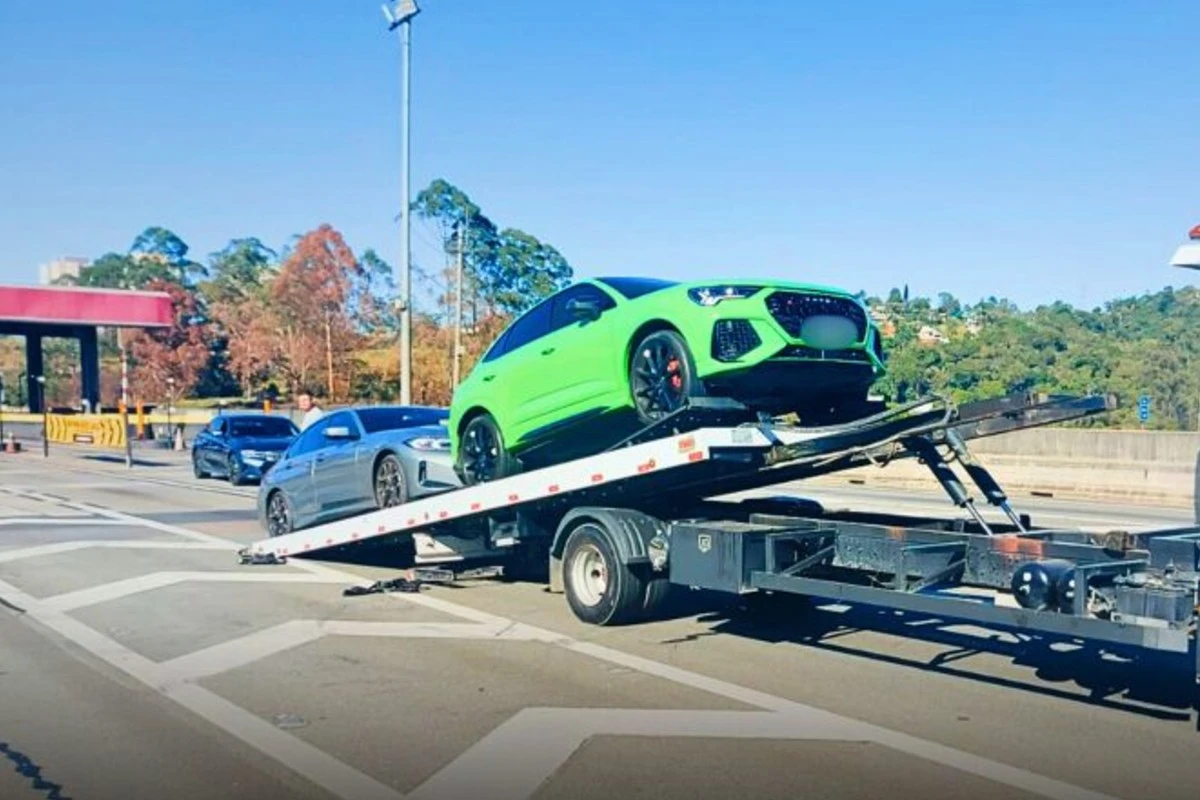 PM interrompe racha de carros de luxo e prende condutores em SP