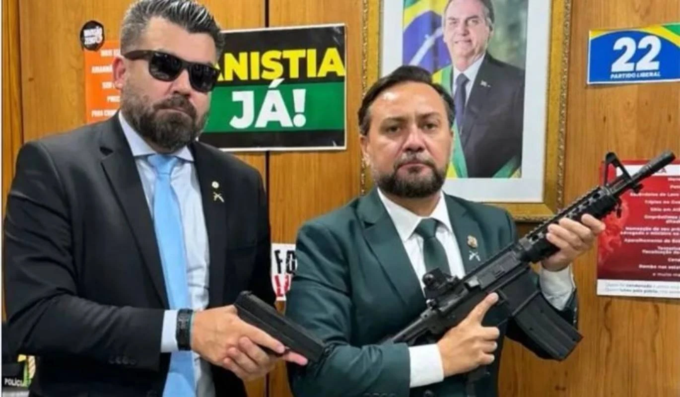 Deputado pede busca e apreensão de armas de fogo de Delegado Caveira