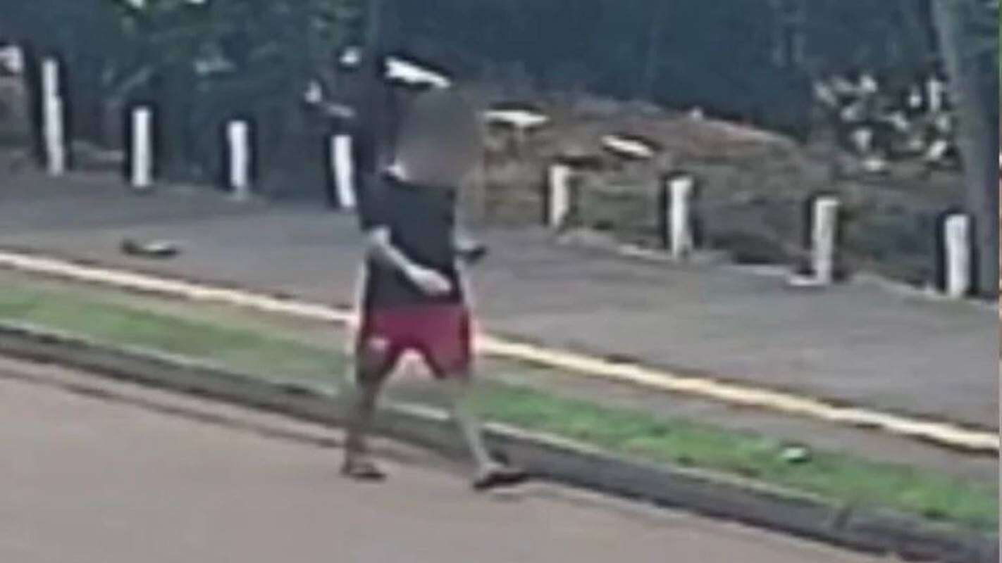 De calça arriada, homem tenta agarrar adolescente no meio da rua em GO