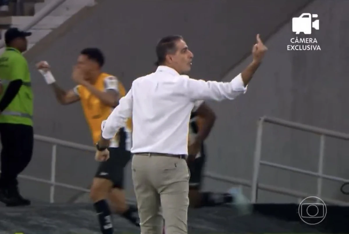 Treinador do Botafogo mostra dedo do meio para colega de time. Assista