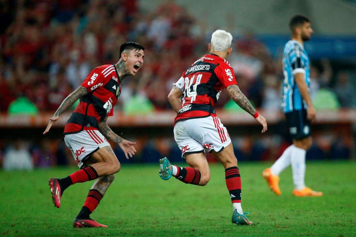 Vídeo: Flamengo anuncia renovação de contrato de meia titular