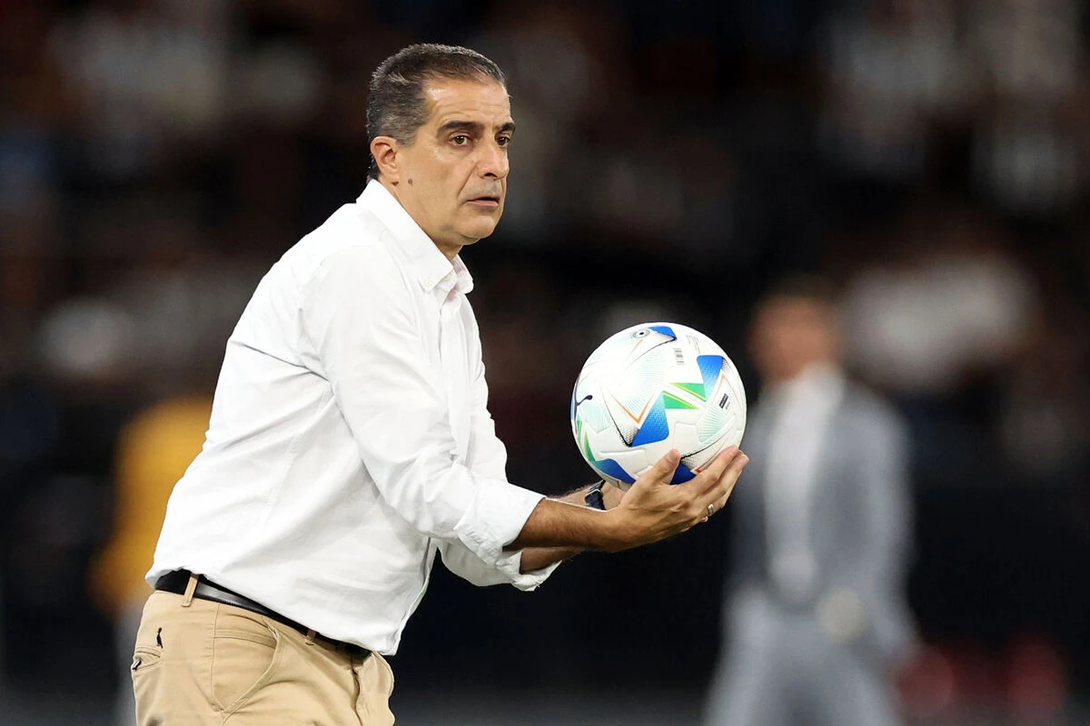 Renato Paiva, treinador do Botafogo, dedica vitória ao goleiro Manga