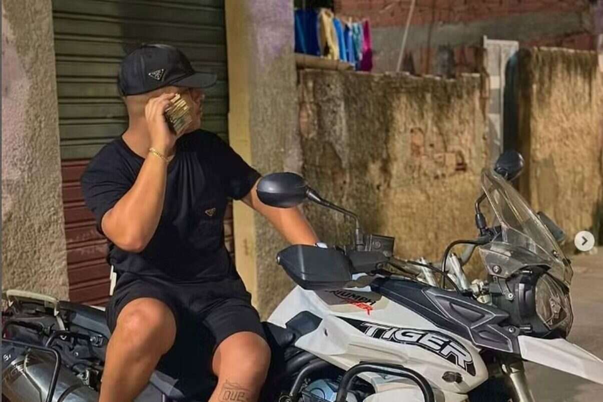 Motociclista influencer é preso com carro clonado em motel no RJ