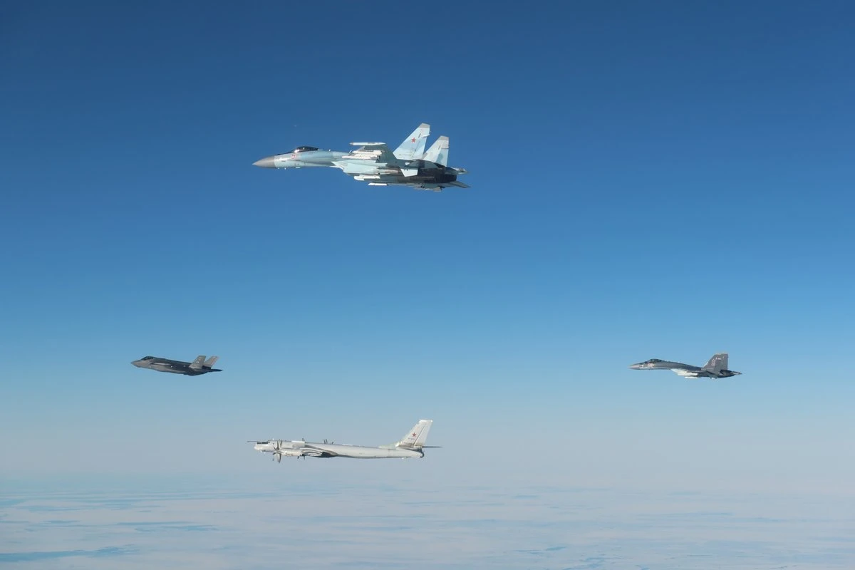 Vídeo: aviões de guerra dos EUA e da Rússia quase colidem no Alasca