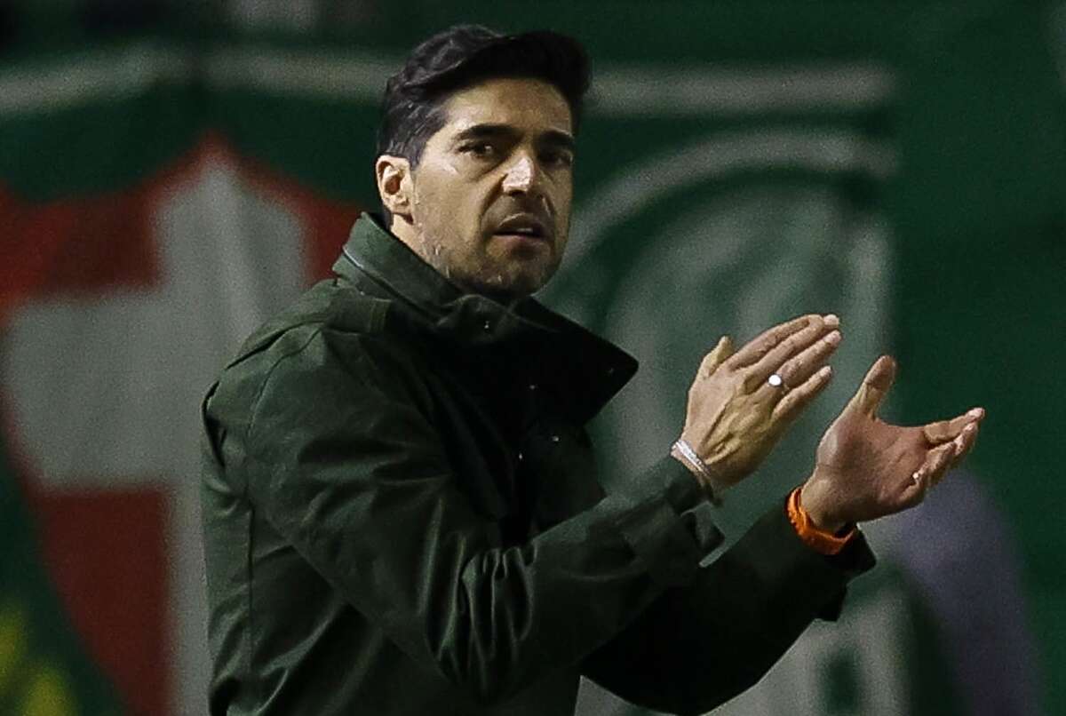 “Um jogo de cada vez”: Abel Ferreira evita comentar briga por título