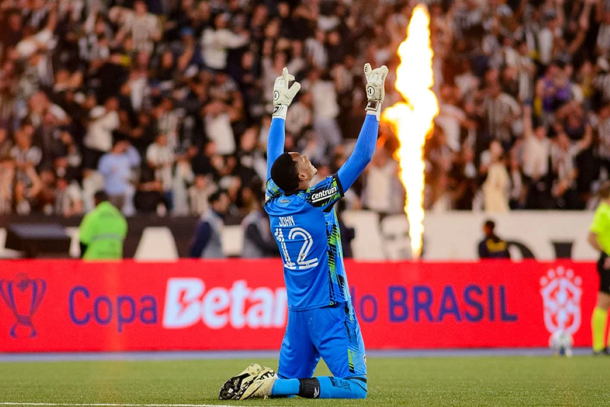 West Ham e Botafogo chegam a acordo por John; saiba detalhes