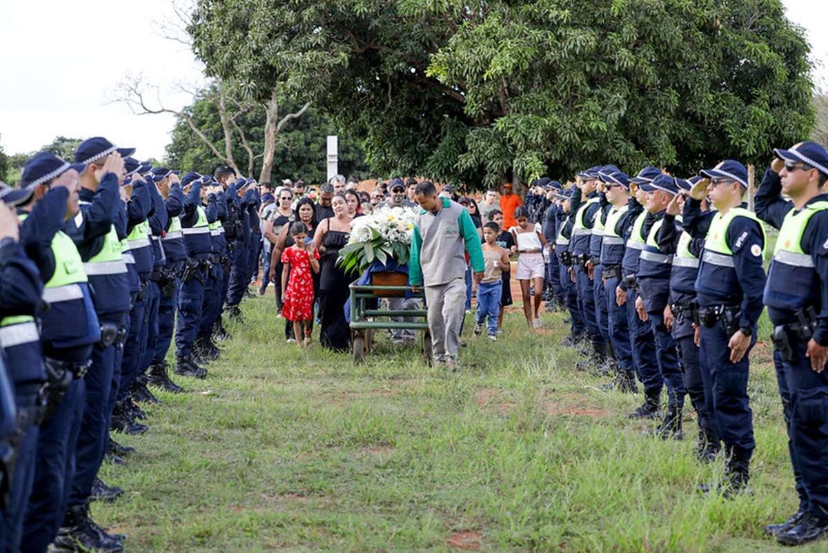 “Herói”: enterro de PM morto em incêndio é marcado por homenagens