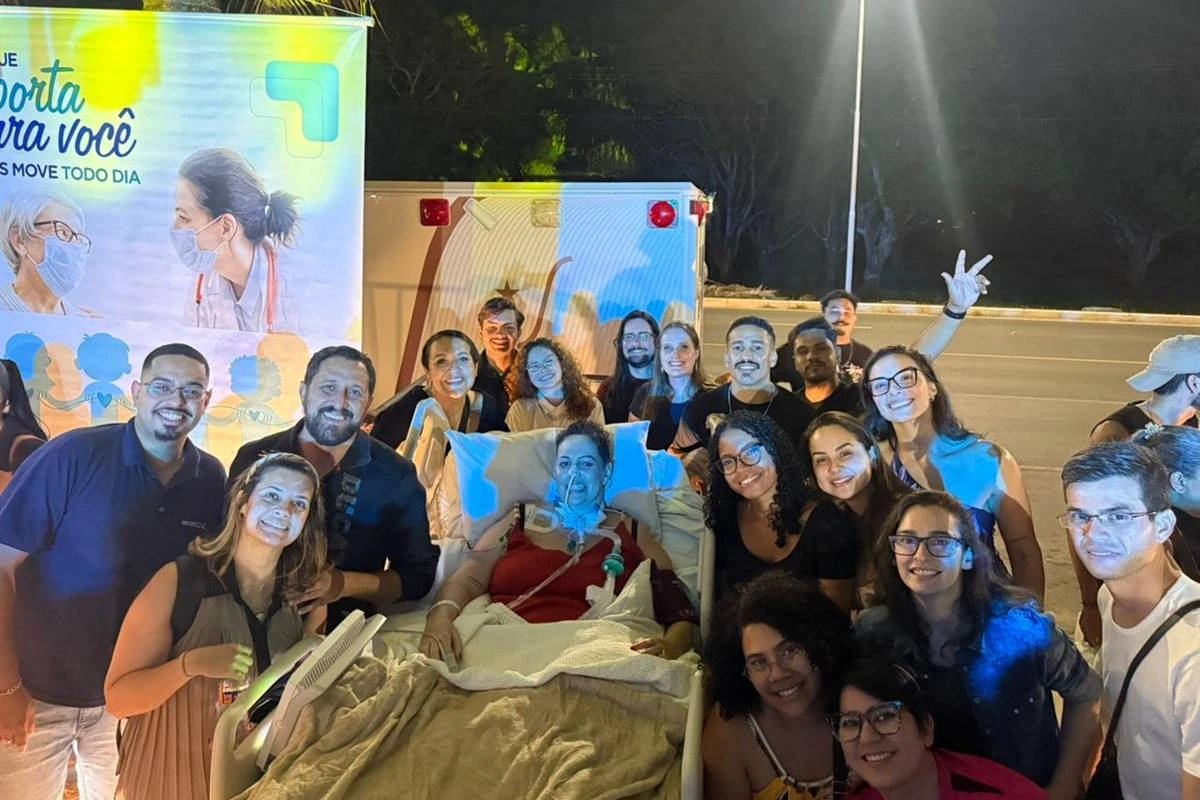 Vídeo: em maca, paciente deixa UTI para curtir show de pagode no DF