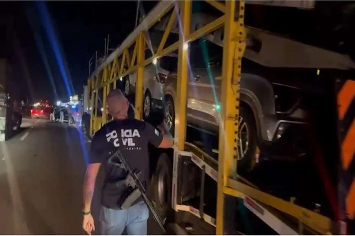 Polícia Civil apreende caminhão-cegonha com carros de facção do Rio