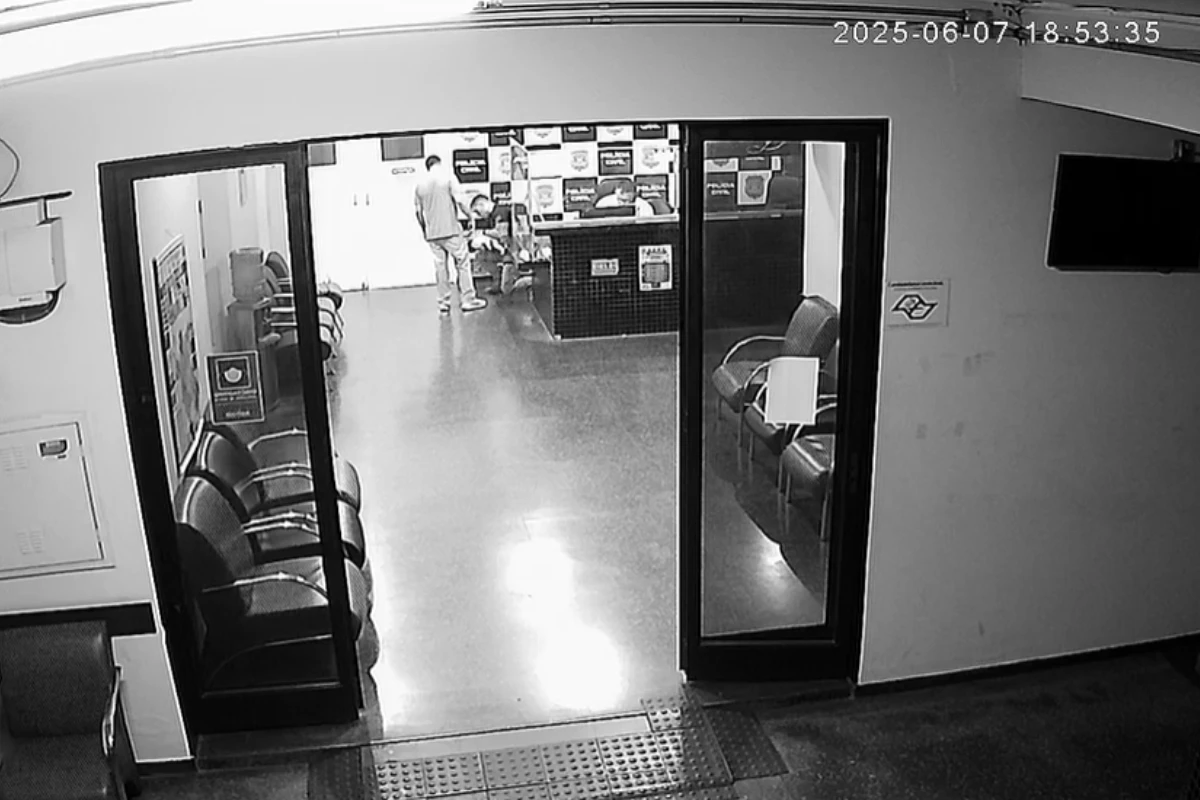 Policial salva recém-nascido de engasgo após pai pedir socorro. Vídeo