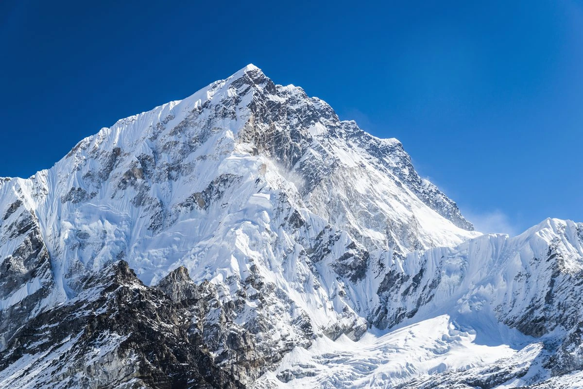 Quase mil pessoas ficam presas no Everest por causa de nevasca