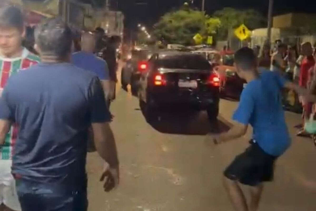 Vídeo: motorista avança contra pessoas após tradicional samba no DF