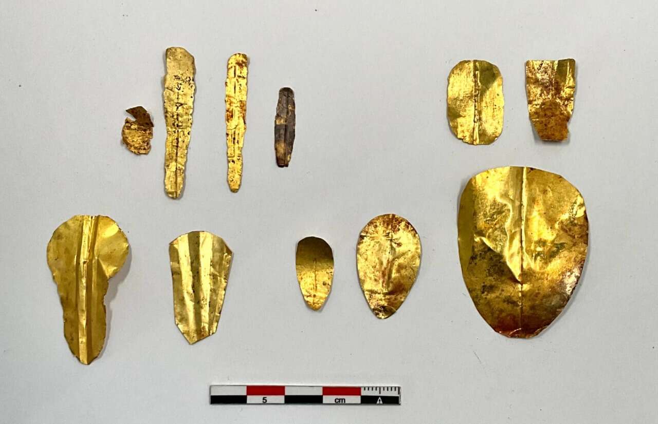 Arqueólogos encontram túmulo preservado de múmias com línguas de ouro