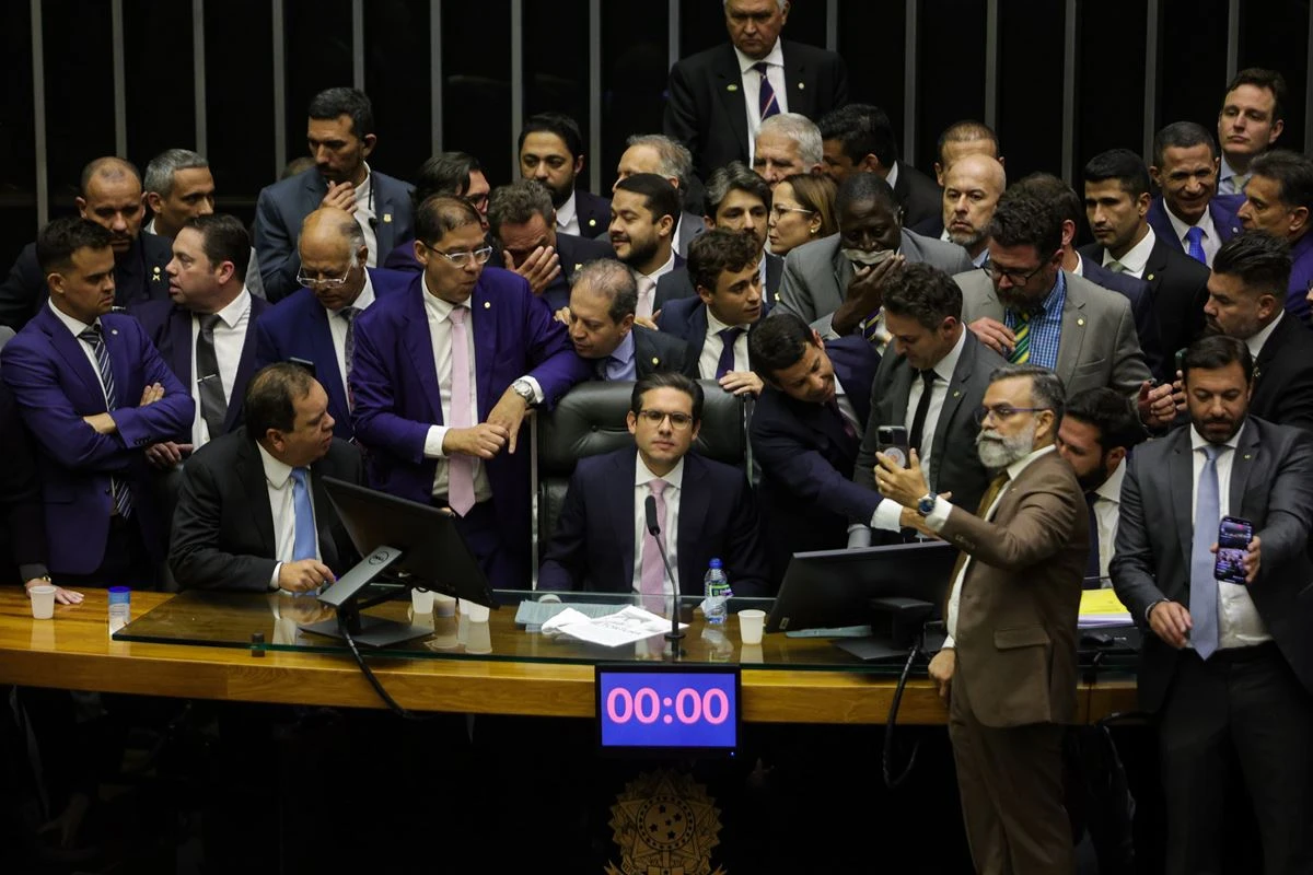 Após semana de tensão, Congresso tenta retomar pauta e normalidade