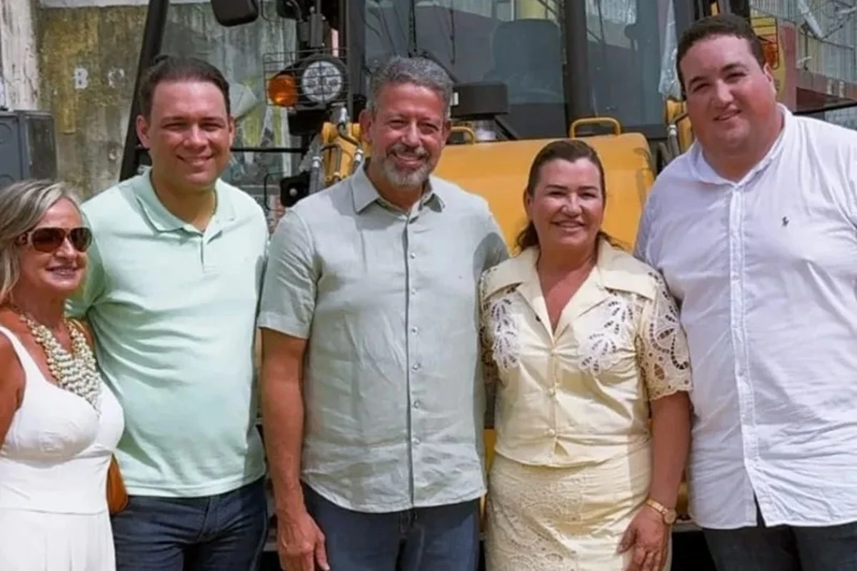 Lira participa de festejos de Porto Calvo e entrega retroescavadeira