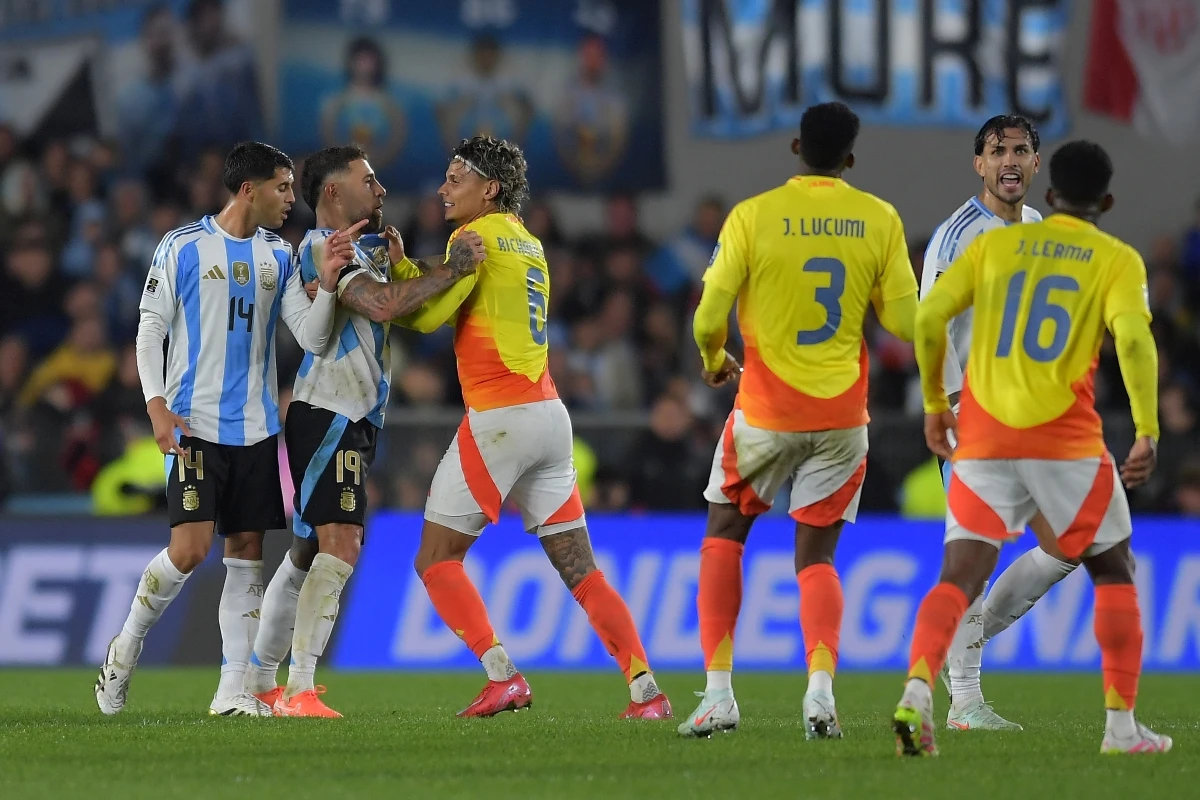 Vídeo: Benfica brinca com polêmica entre Richard Ríos e Otamendi