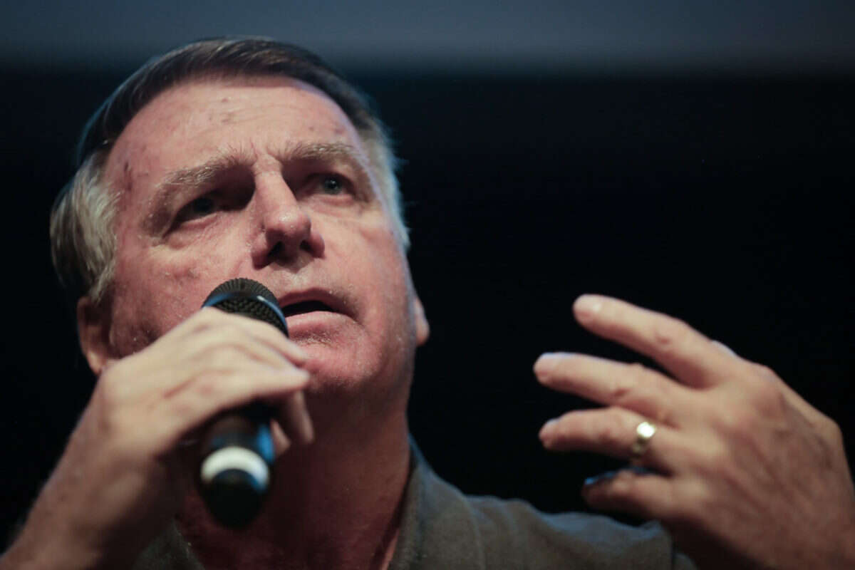 Pescando em AL, Bolsonaro reage à operação da PF que prendeu militares