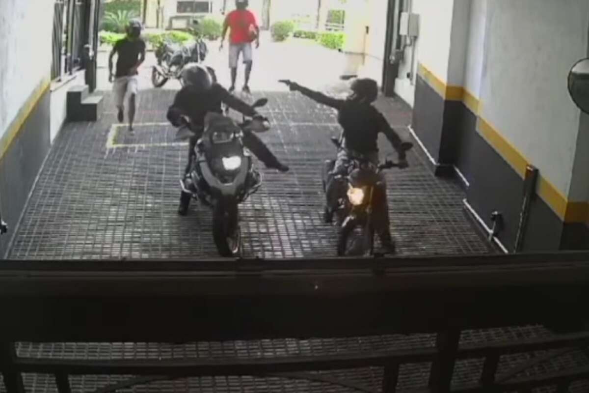 Homem tem moto roubada por suspeitos armados ao chegar em prédio. Veja