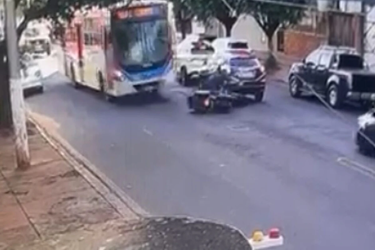 Câmera mostra acidente com ônibus que matou motociclista