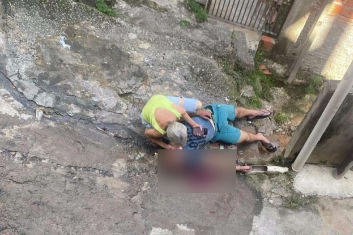 Vídeo: mãe chora sobre corpo de PM executado por amigo de infância