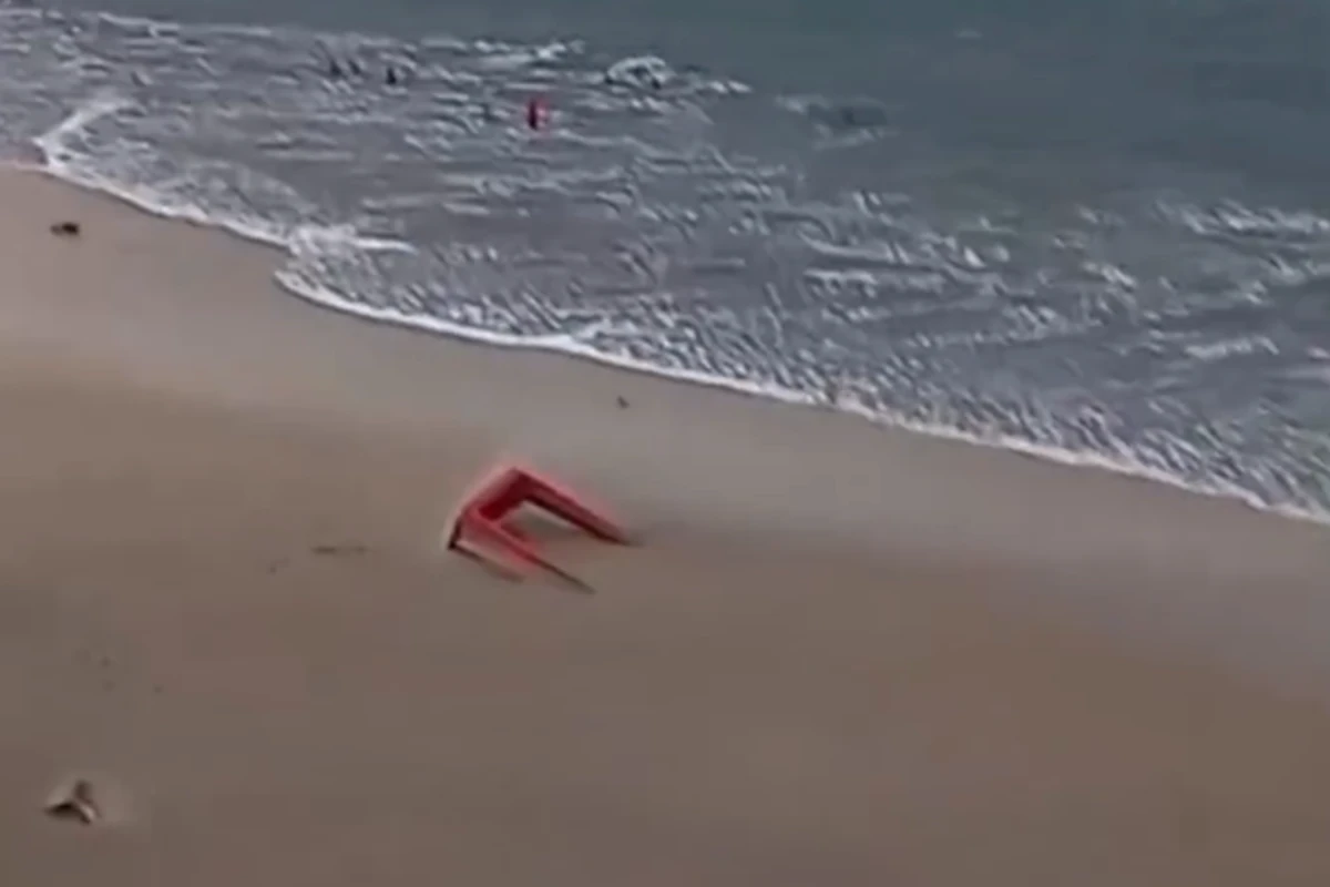 Vídeo: forte ventania faz mesas voarem em praia de São Paulo