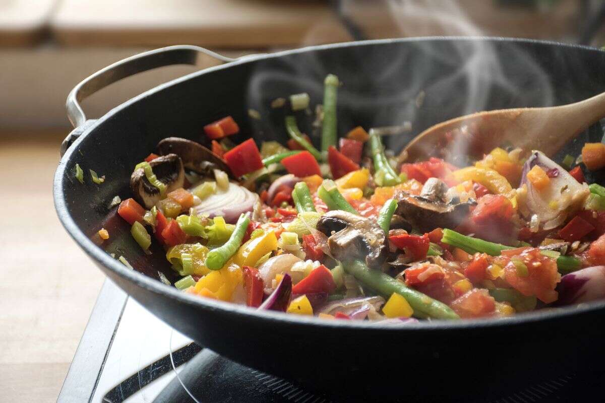 Faça um picadinho vegetariano com molho branco nutritivo e saboroso