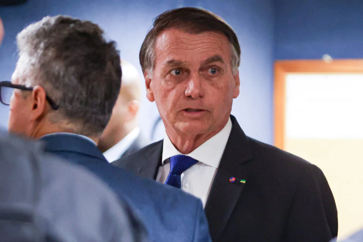 Bolsonaro nega que deixará o país e trabalha com hipótese de ser preso