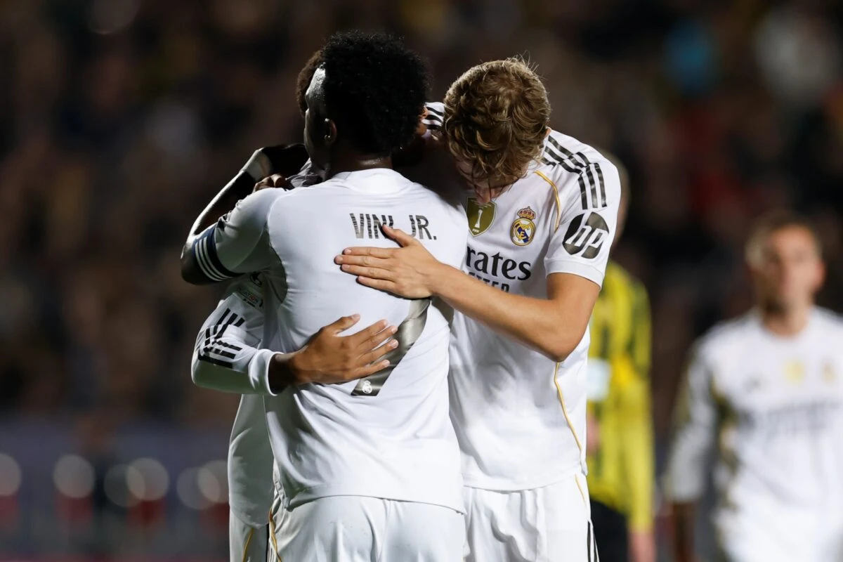 Zagueiro do Real Madrid defende Vini Jr. e fala em exagero da imprensa