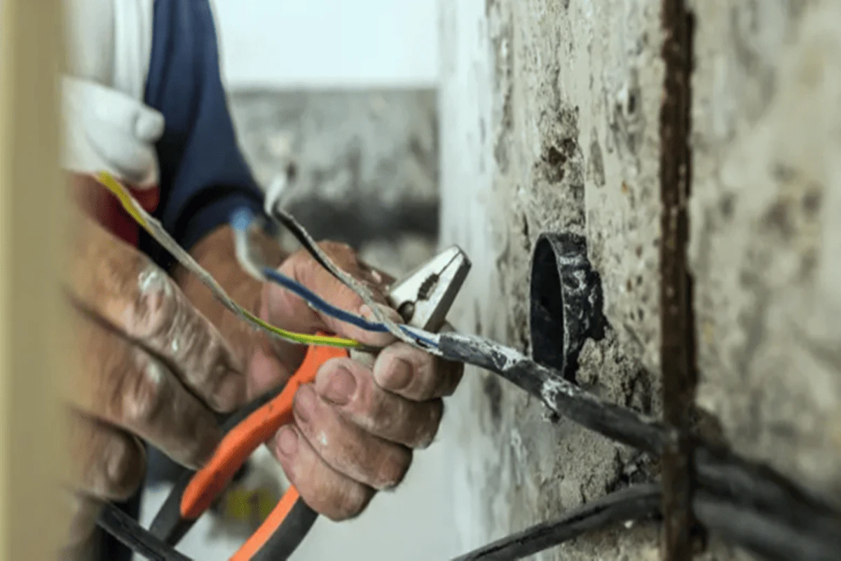 Pedreiro morre eletrocutado enquanto manuseava máquina de solda no DF