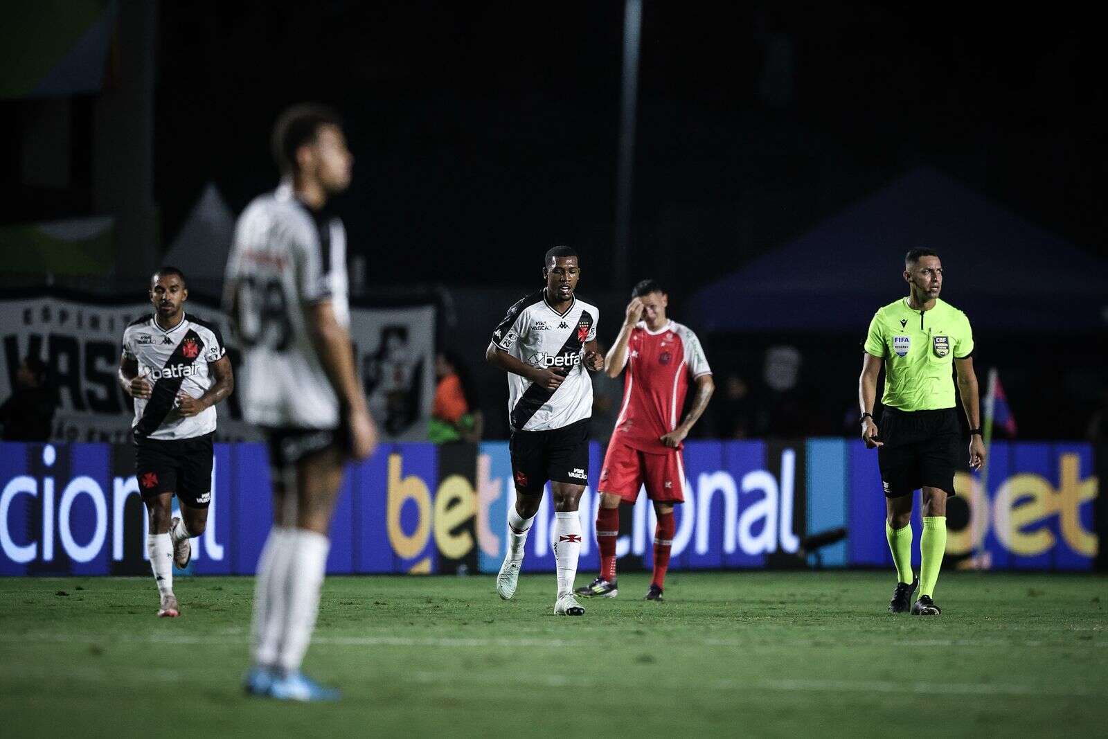 Carille celebra goleada do Vasco: “Tivemos que controlar o emocional”