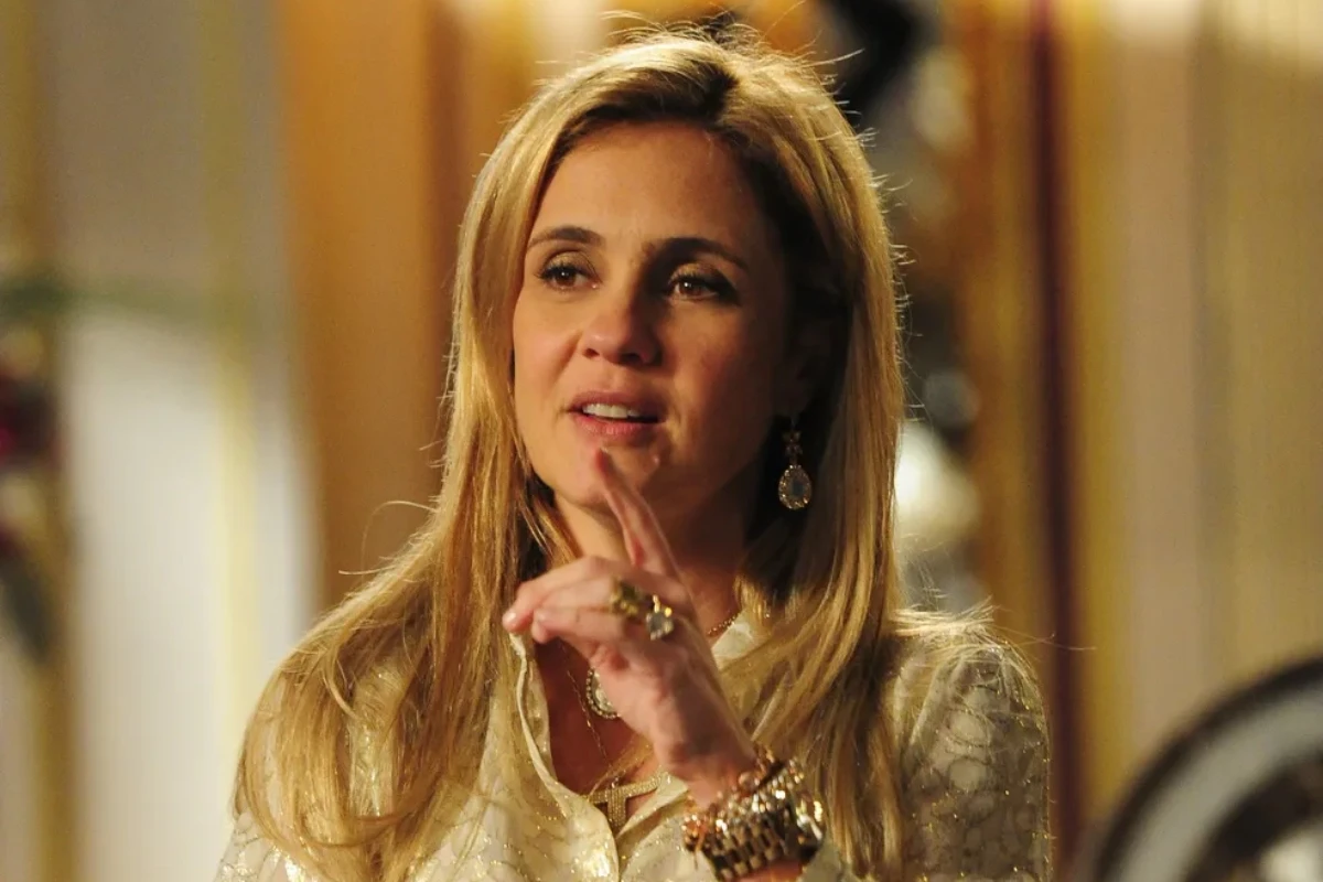 Adriana Esteves pode faturar salário milionário em Avenida Brasil 2