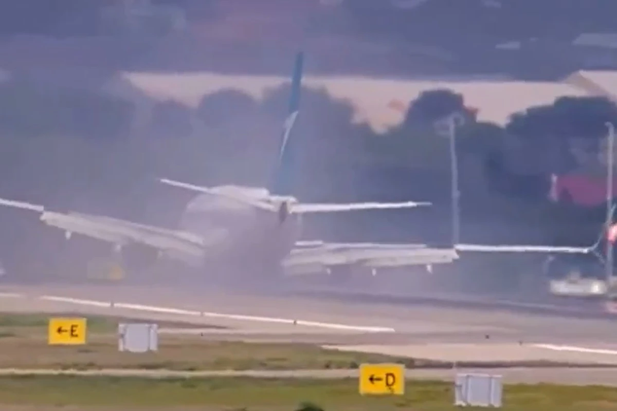 Avião bate motor no solo durante aterrissagem no Caribe; vídeo