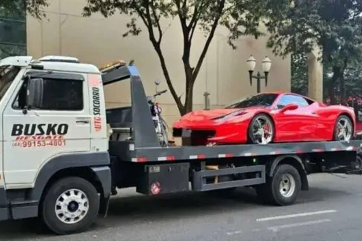 Ferrari é guinchada após motorista estacionar em local proibido. Vídeo