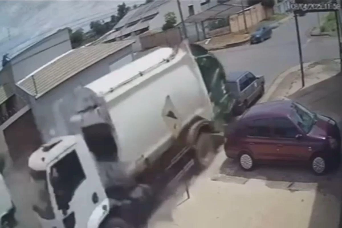 Desgovernado, caminhão arrasta carro e detona muro de casa; veja vídeo