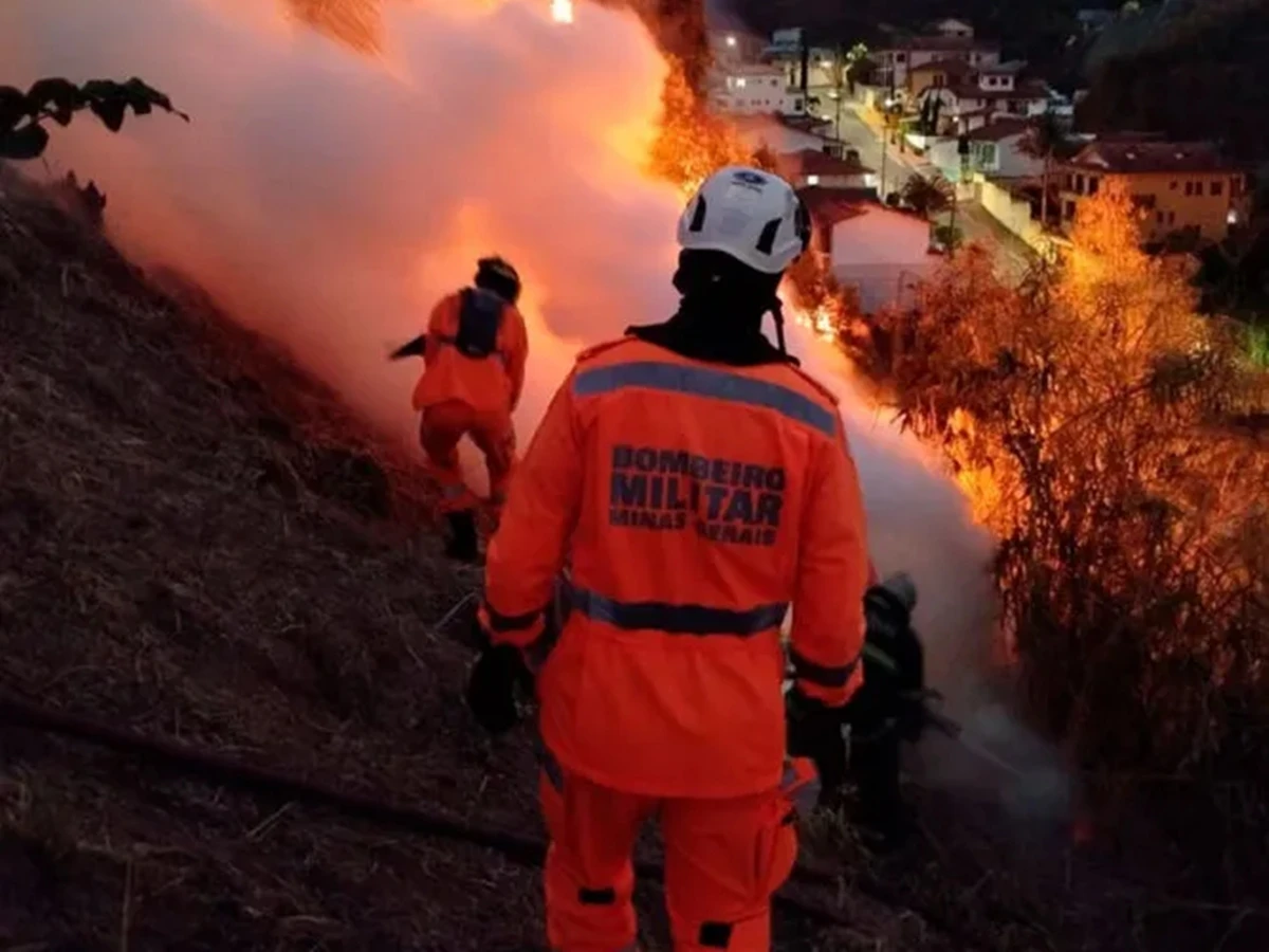 Incêndio atinge 3 mil metros quadrados de vegetação em Juiz de Fora