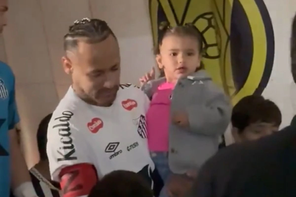 Vídeo: Neymar entra em campo com Mavie e encanta fãs com momento fofo