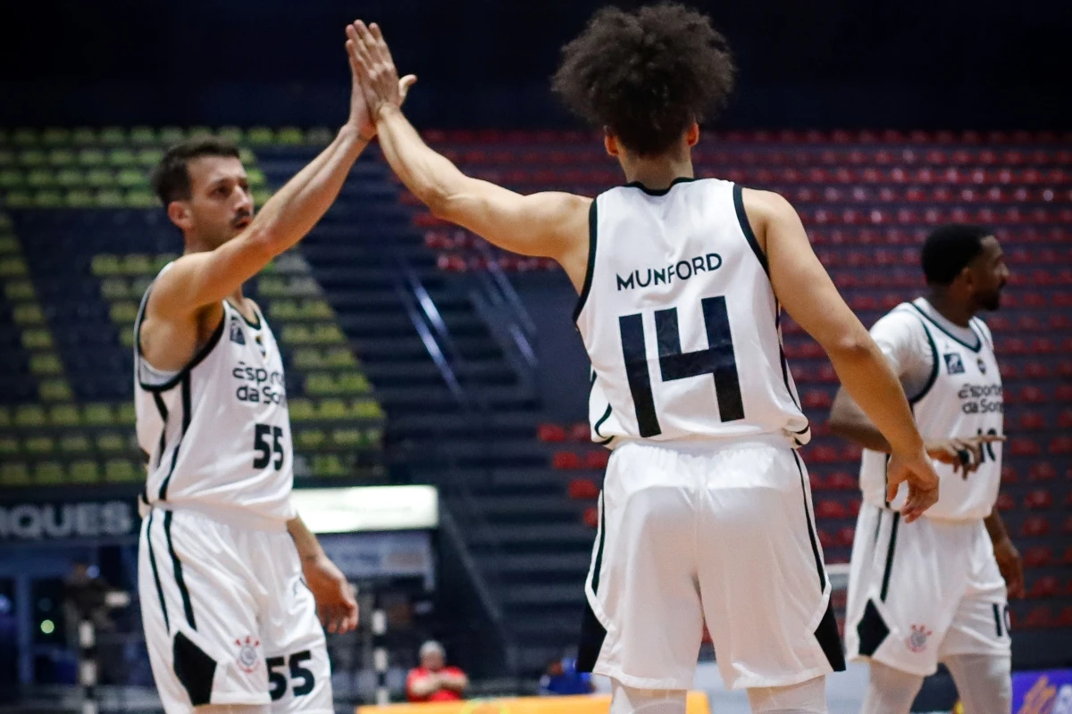 Armador do Corinthians Basquete é homenageado após mil assistências