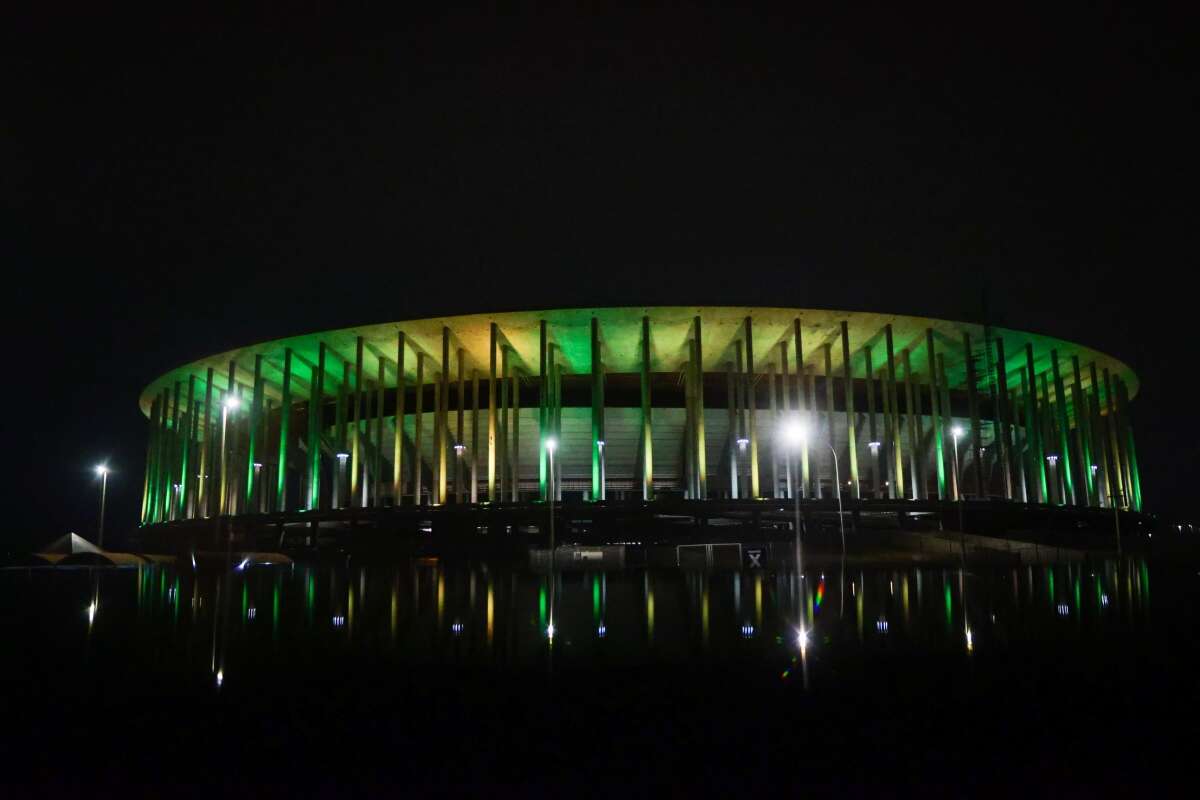 Arena BRB Mané Garrincha recebe cores do Brasil para jogão. Veja fotos