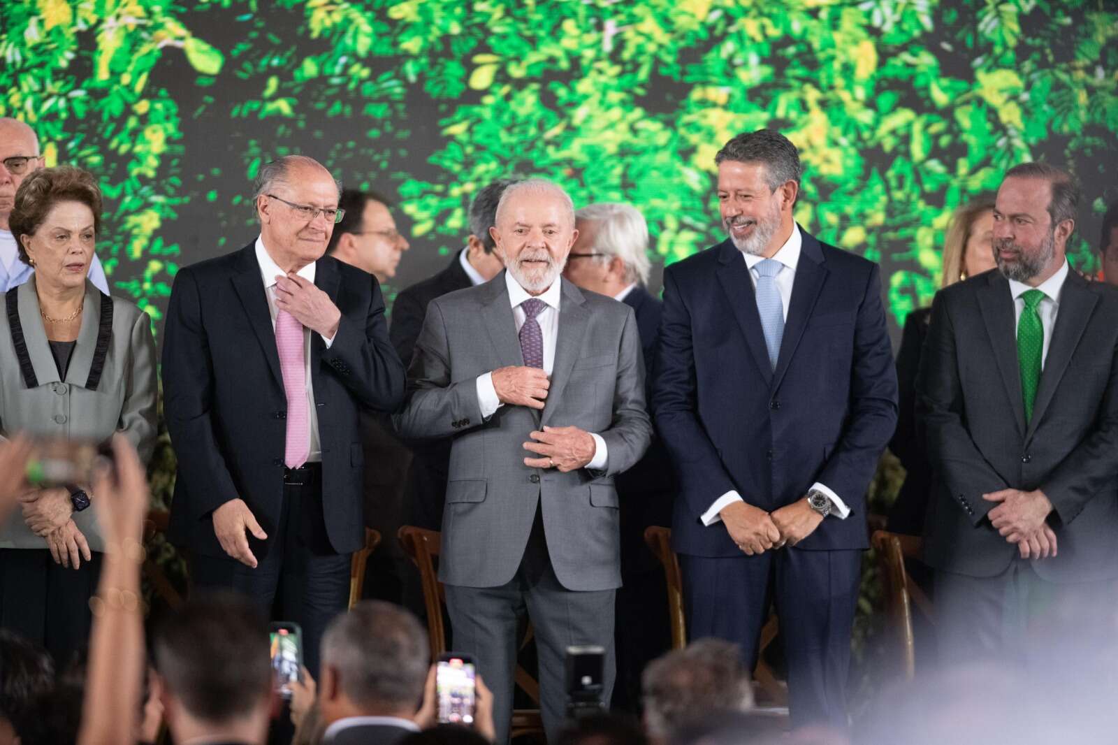 Lula: “A taxa de juros ainda é a mais alta, mas ela há de ceder”