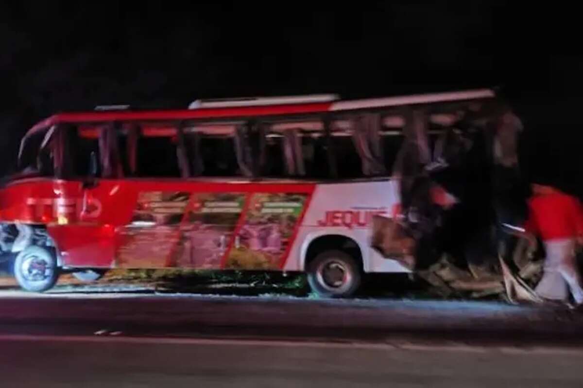 Ônibus com pacientes de cidade da BA sofre acidente e deixa 16 feridos