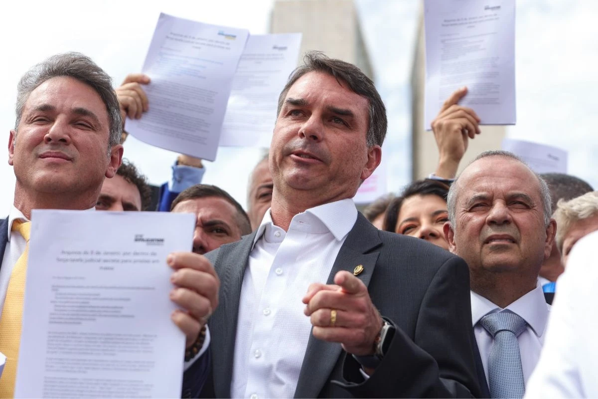 Flávio se responsabiliza por post e diz que Bolsonaro não quis burlar