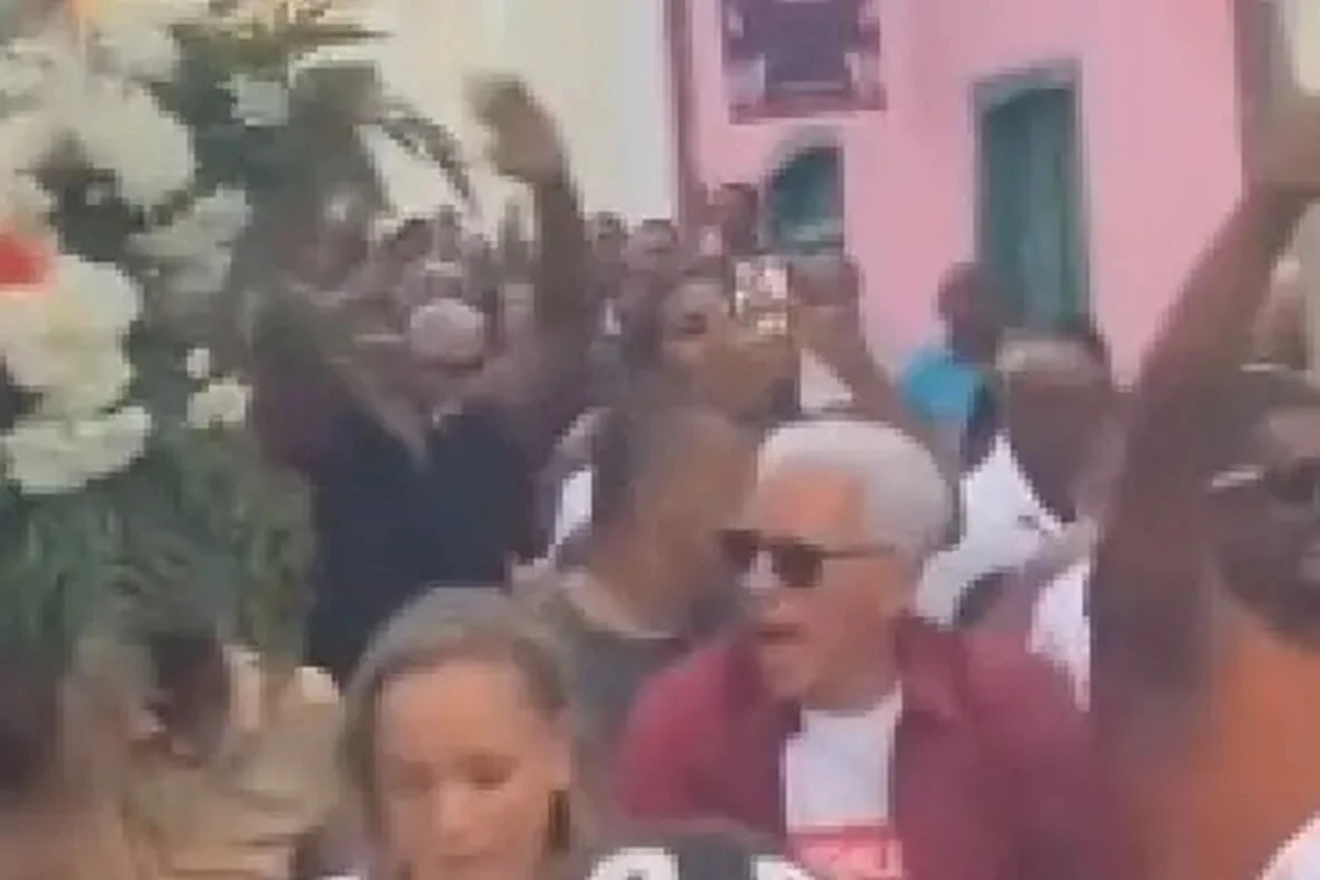 BA: cidade faz cortejo e festa para se despedir de conterrâneo. Vídeo