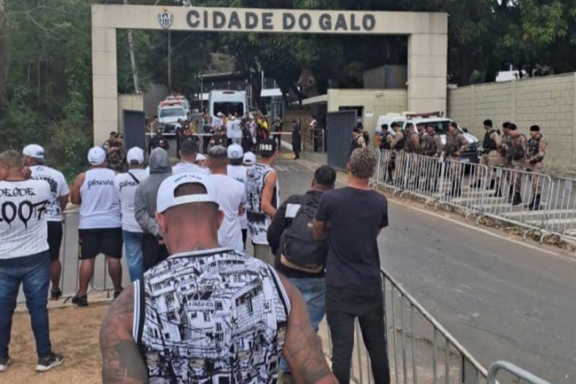 Vídeo: organizada protesta contra time do Atlético-MG antes de decisão