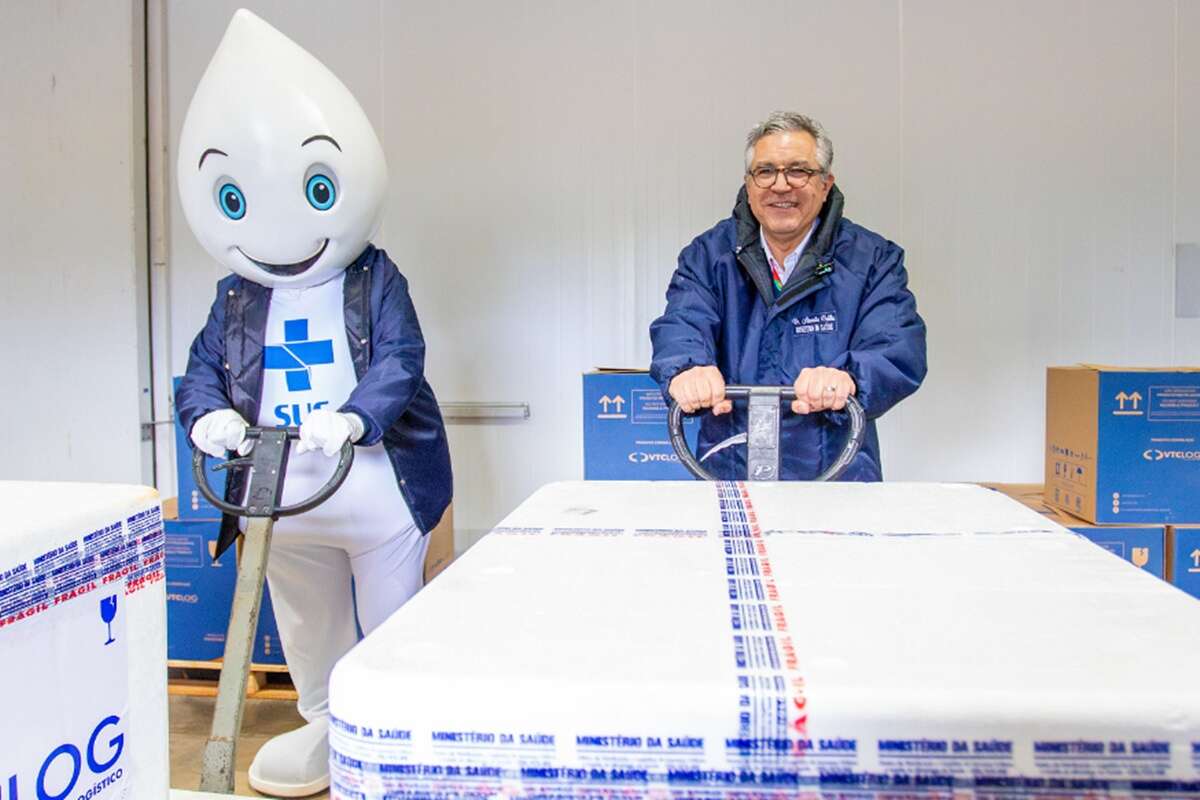 Com Zé Gotinha, Padilha promete vacinação contra influenza o ano todo